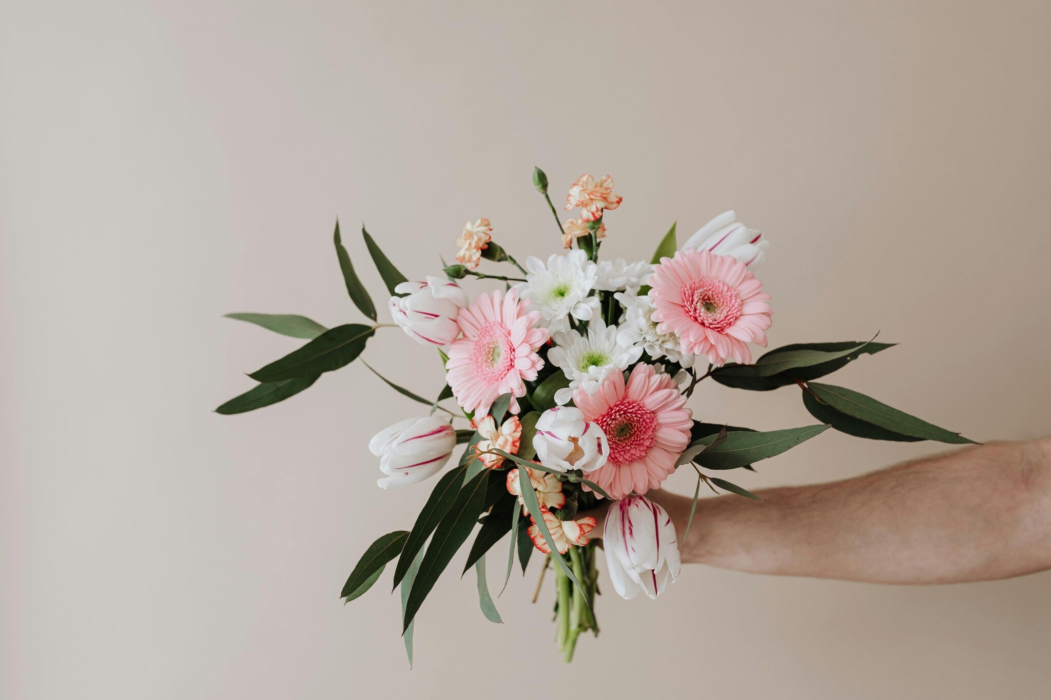 A Complete Guide to Silk Flowers: How to Choose Artificial Flowers That Look Real